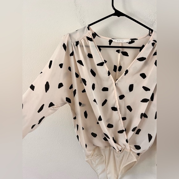 ASTR the Label Ivory Cream Black Spots Long Sleeve Surplice Bodysuit Small - Picture 4 of 16